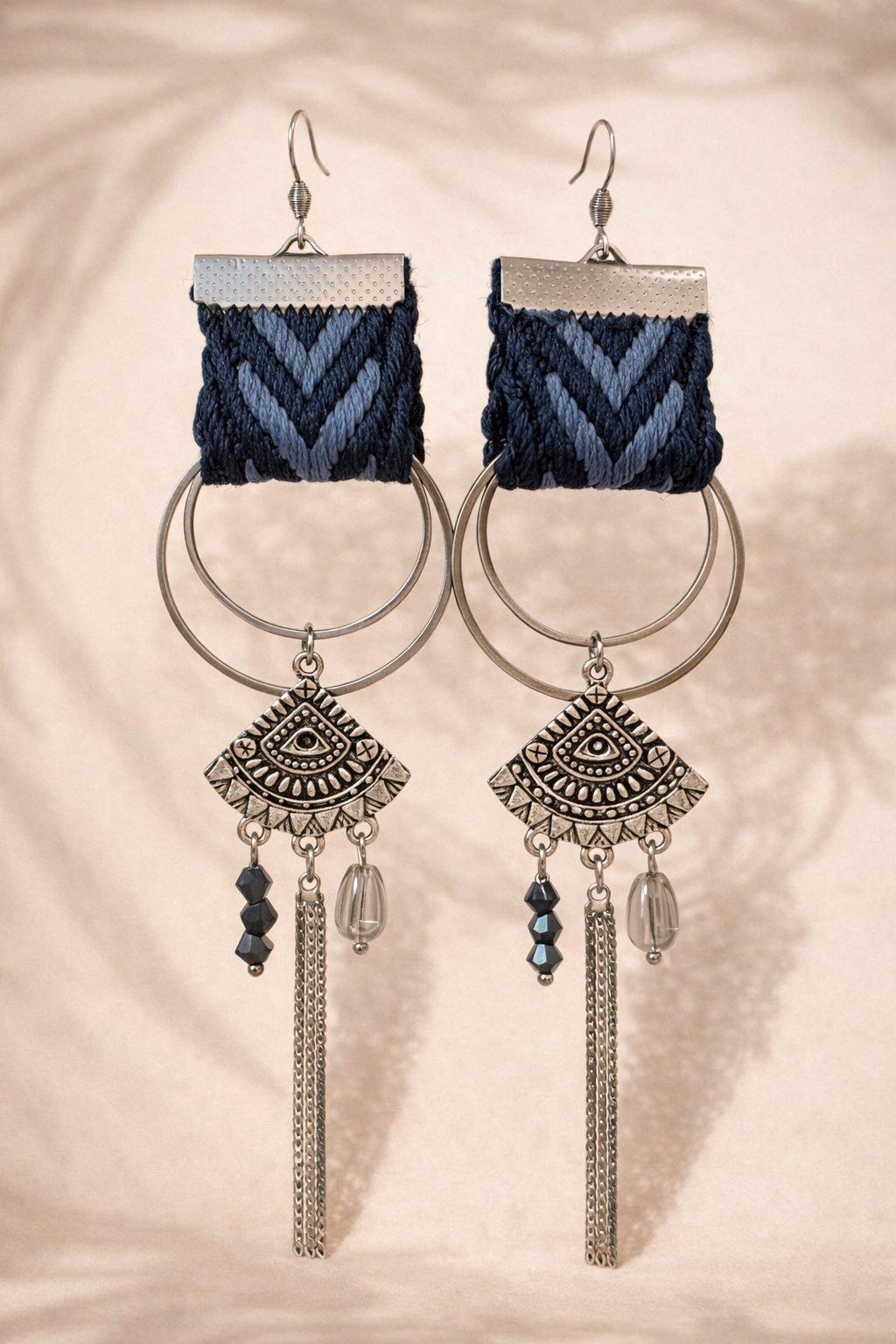 Midnight Boho Ohrringe – handgefertigt mit Stoffborten und Metallringen